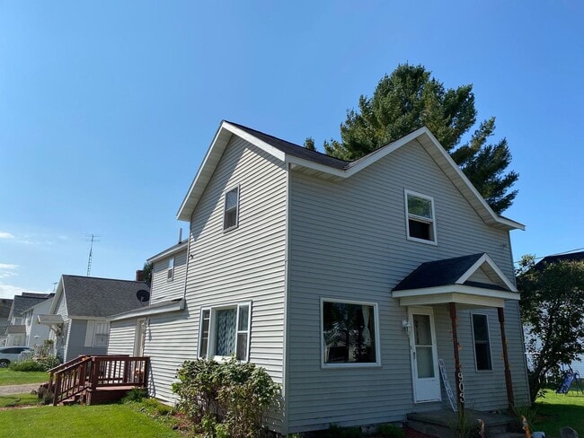 Building Photo - 4 Bed 2 Bath Single Family Home in Antigo