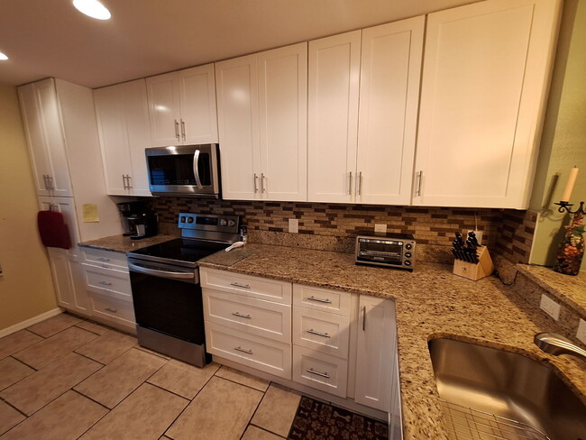 Building Photo - Beautifully upgraded Ground Floor condo wi...