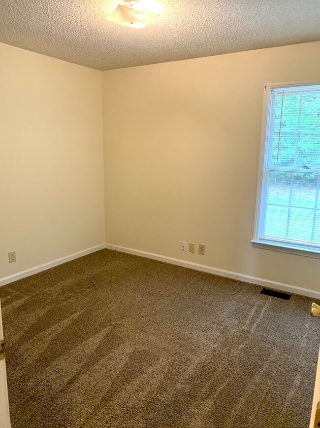 Building Photo - 268 Moncrest Dr