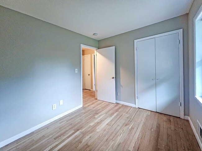 Building Photo - Spacious 4 Bedroom Home Near University Av...
