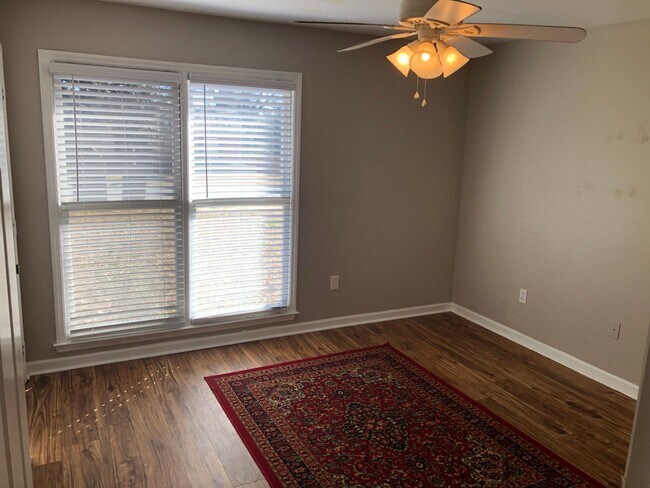 Building Photo - r3561