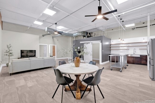 Primary Photo - 3363 E Commerce St