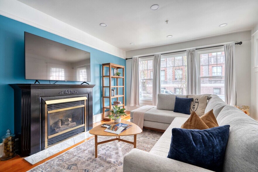 Building Photo - 18 NW 22nd Pl