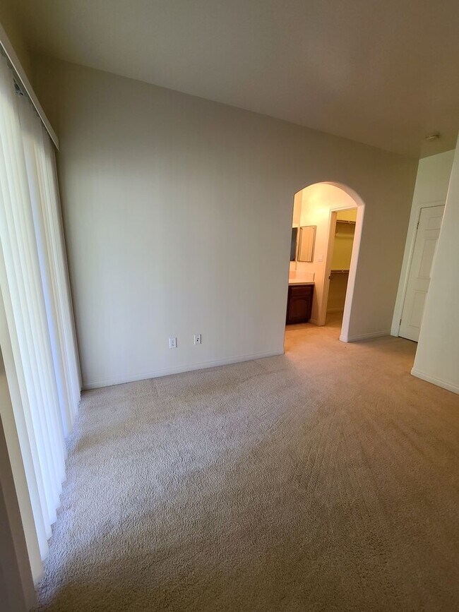 Building Photo - 4/2 bathroom located close to schools, sho...