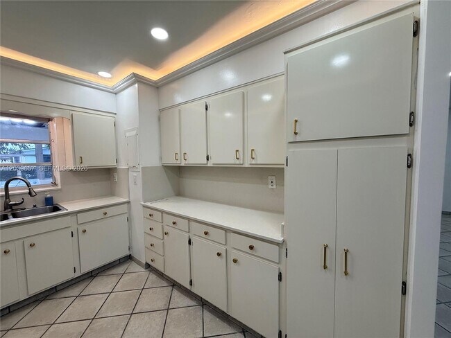 Building Photo - 561 W 39th St