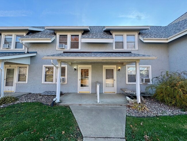 Building Photo - Updated 2BR Townhome Across from Stephens Park – Moline