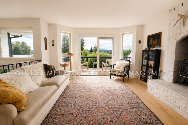 Building Photo - Charming and Bright 3 bed in Convenient Poulsbo community with amazing views!