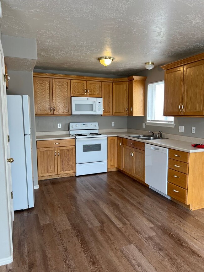 Building Photo - BEAUTIFUL 2 Bed 1 bath Continental condo w...