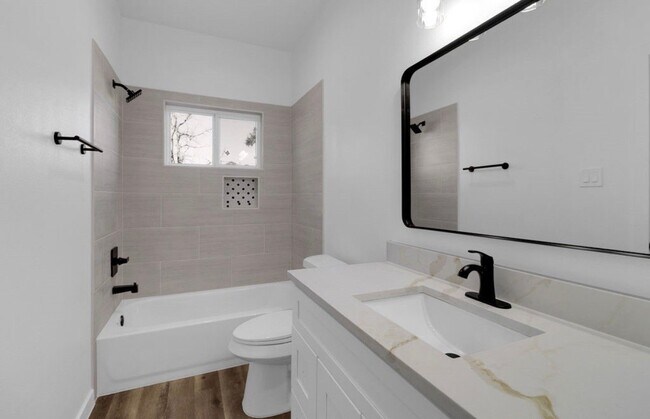 Building Photo - 104 Runnels St