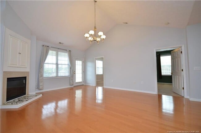 Building Photo - Well maintained 2nd-story condo