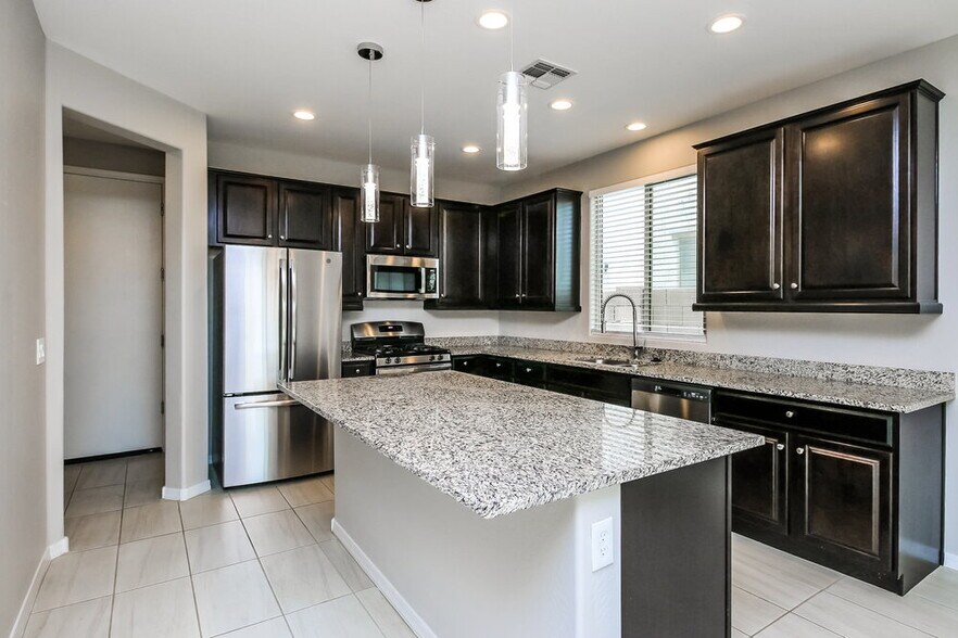 Building Photo - 9546 E Thornbush Ave