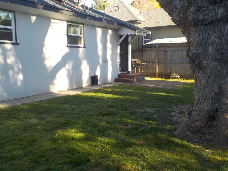 Building Photo - 1211 Laburnum Ave