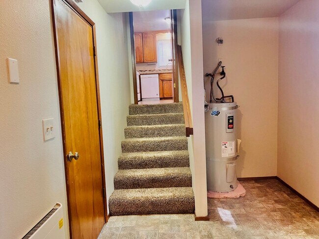 Building Photo - Eastside Olympia/ Must See! Available Now-2bd 1bath