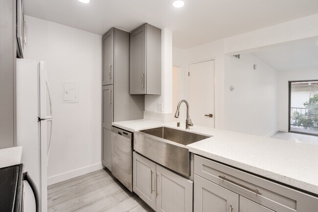 Building Photo - 5460 White Oak Ave