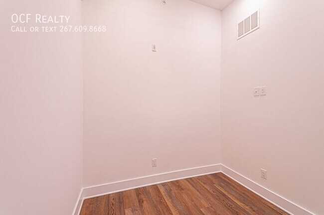 Building Photo - 1211 Bainbridge St