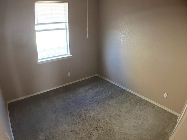 Building Photo - East El Paso 3bed/2bath Refrig A/C