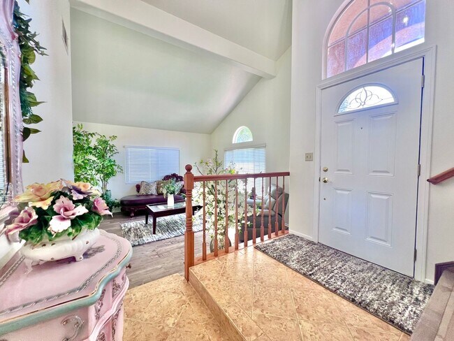 Building Photo - Spacious 5-Bed, 3-Bath Home in Rialto – Ve...