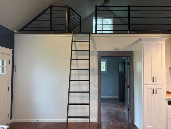 Building Photo - 2BED 2BATH - NORTHWEST, NEWLY RENOVATED, YARD, WASHER DRYER, STORAGE