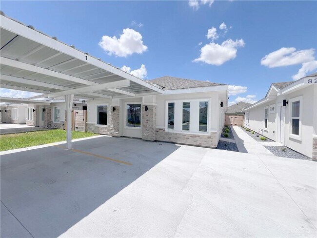 Building Photo - 19 W Woodson Dr