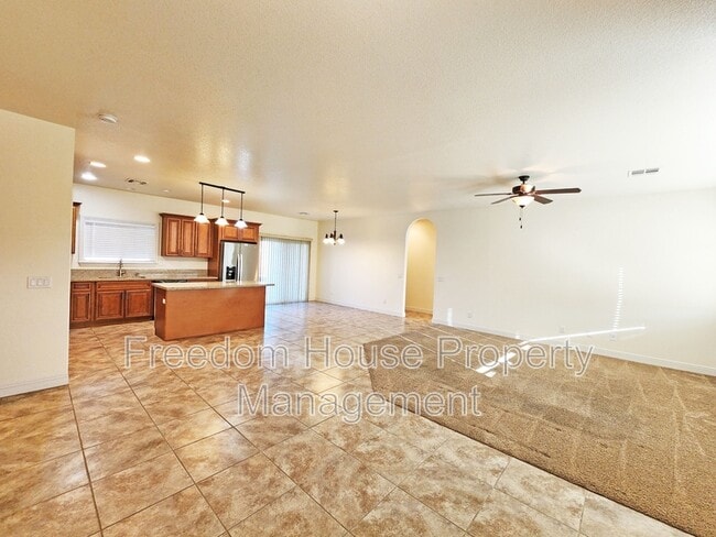 Building Photo - 4920 Honey Locust Dr