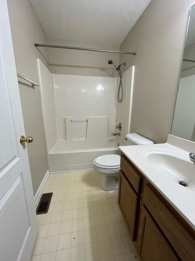 Building Photo - Two-bedroom, 1.5-bath townhouse in Nicholasville, KY