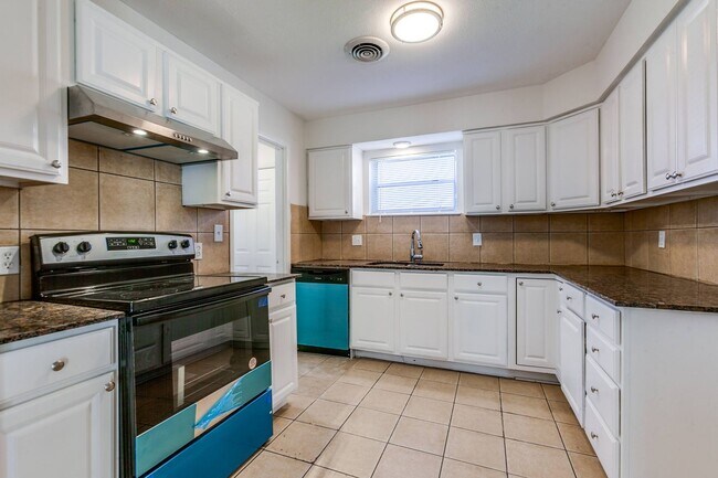 Building Photo - Spacious 4 Bed 2 Bath Home with Stainless Steel Appliacnes