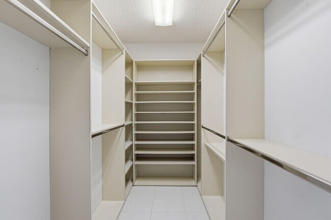 Building Photo - 9284 Laurel Green Dr