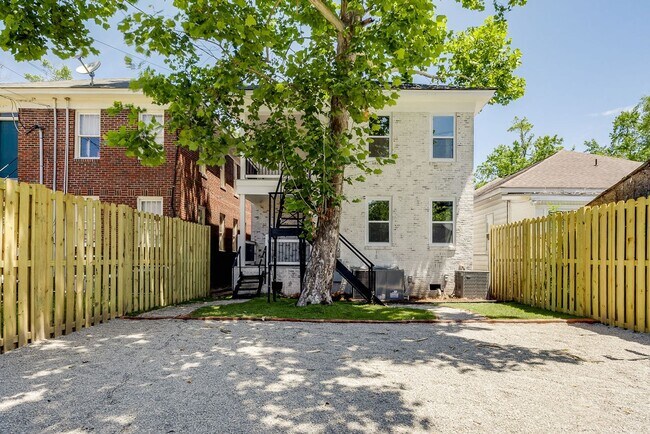 Building Photo - 905 E Park Ave