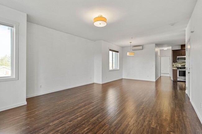 Building Photo - Beautiful, modern 2-bdrm/1-bath condo in v...