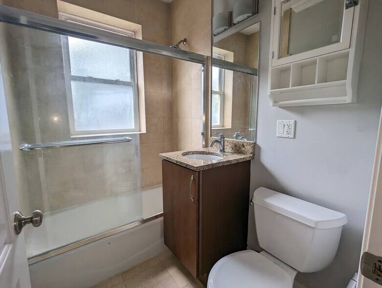 Building Photo - 3808 N Marshfield Ave