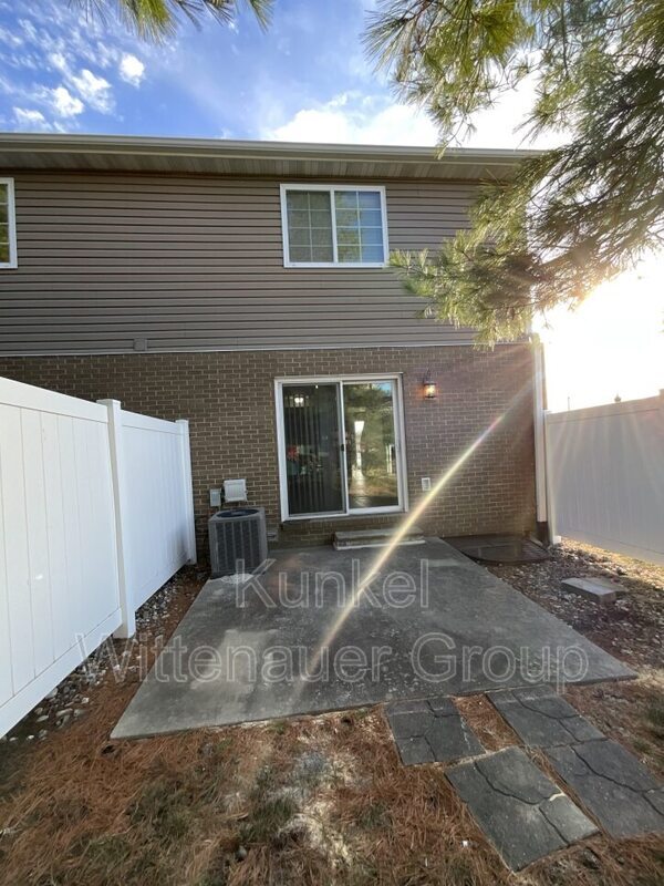 Building Photo - 704 Fountain View Dr