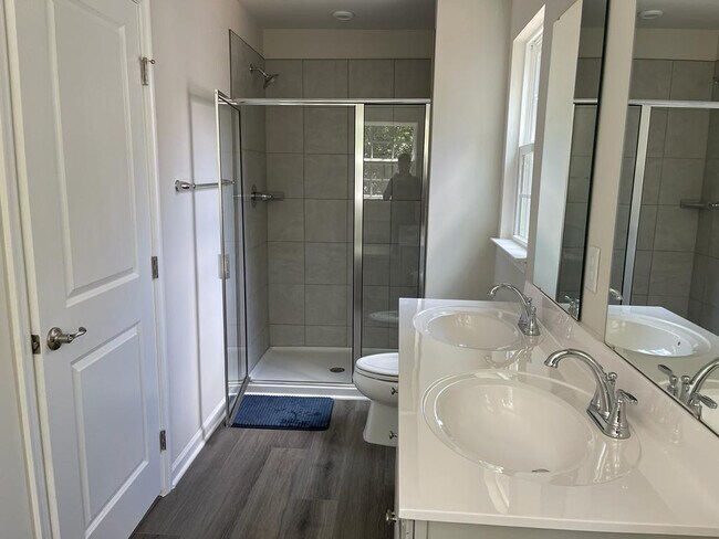 Building Photo - Room in Duplex on Romeria Dr