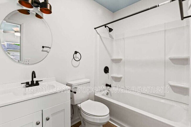 Building Photo - 3107 Azalea Dr