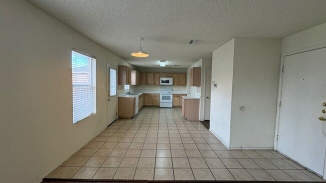 Building Photo - 2 Story Home with Great Floor Plan