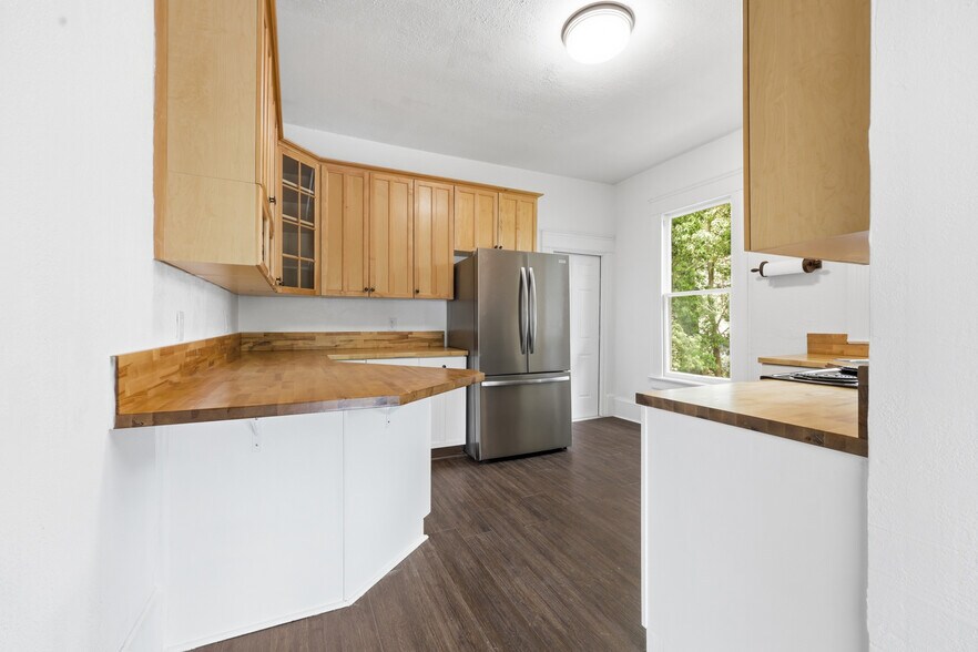 Kitchen - 2253 Herschel St