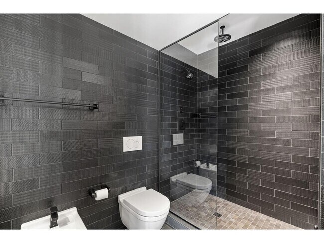 Building Photo - 404 N Washington Ave