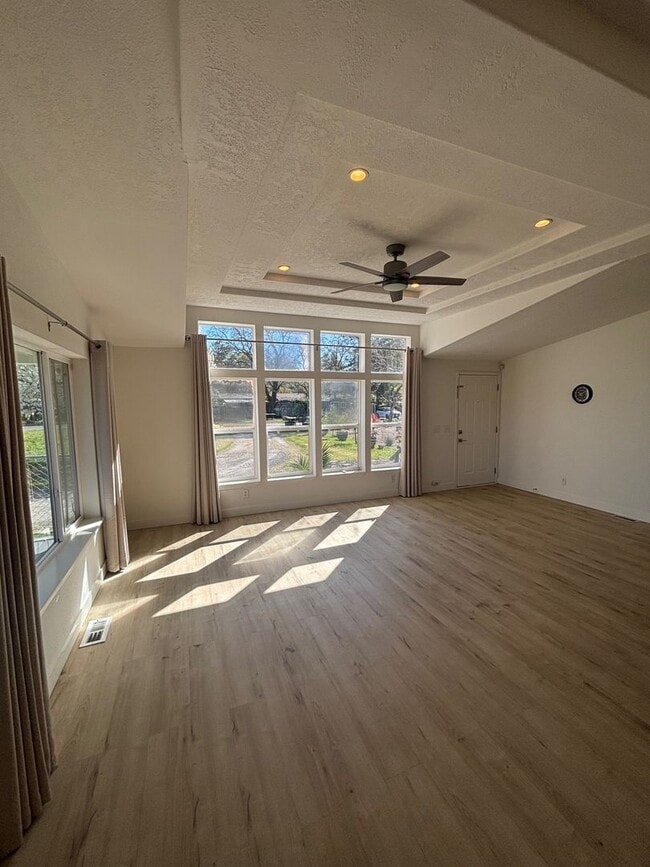 Building Photo - Single Level 3 Bedroom 2 Bathroom Home located just minutes from both Windsor and Larkfield w/ Ut...