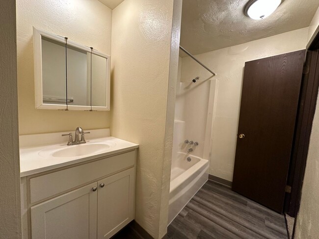 Building Photo - Amazing 1BR in Desirable Plum Area! Beautiful Exposed Brick and Air Conditioning! Call Today!