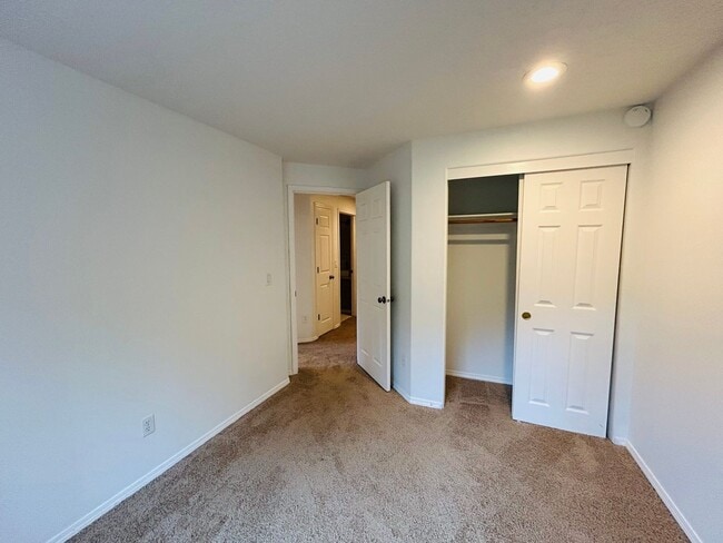 Building Photo - Adorable SW Portland Home Now Available