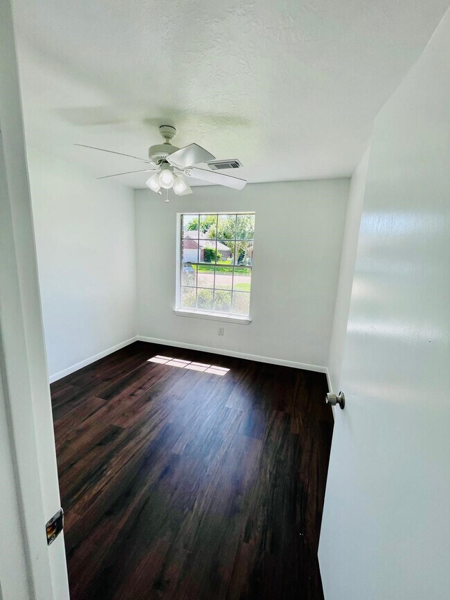 Building Photo - 17002 Summer Hollow Dr