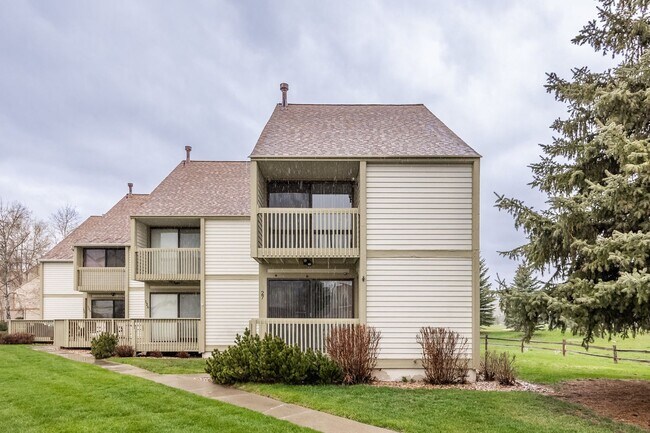 Building Photo - Conveniently Located Racquet Club Condo