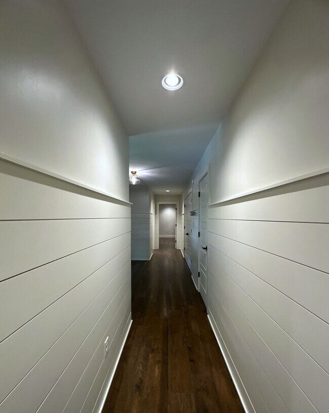 Building Photo - Gorgeous 3 Bedroom Cottage Style Home