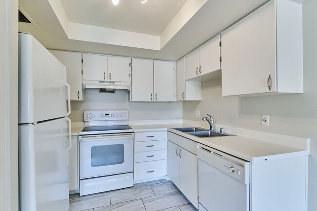 Building Photo - E Camelback