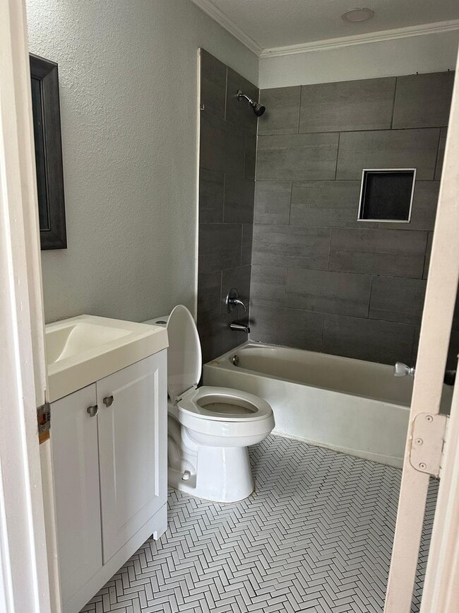 Building Photo - Charming & Updated 2-Bedroom Home+Garage i...