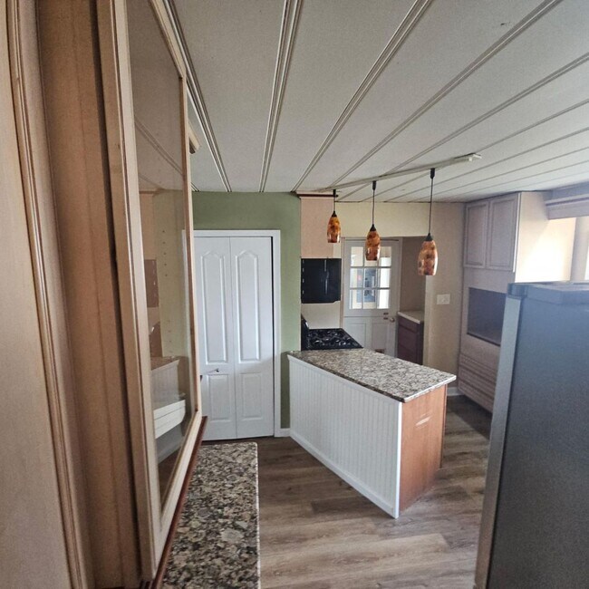 Building Photo - Elegant 5-Bedroom, 4-Bath Home with Expansive Living Spaces