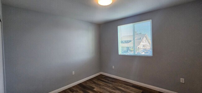 Building Photo - 211 W 43rd St