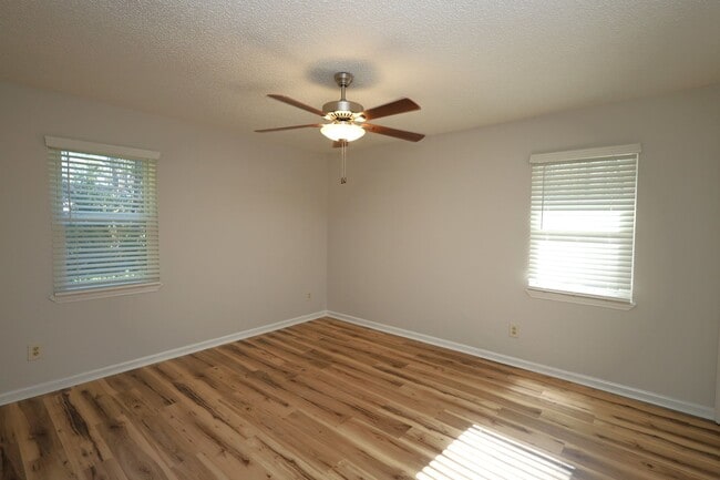 Building Photo - 282 Parkview Cir