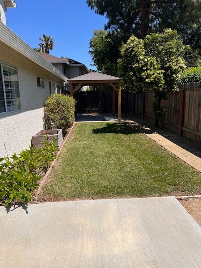 Building Photo - Large home in South Davis