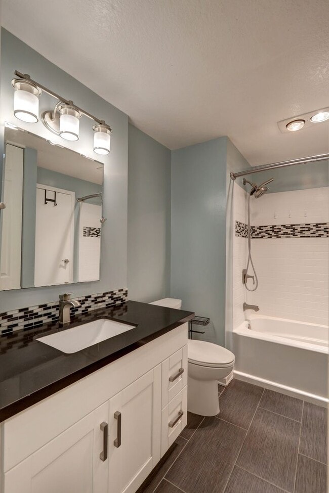 Building Photo - Amazing Bridle Trails 3BR 1.75BA Townhome ...
