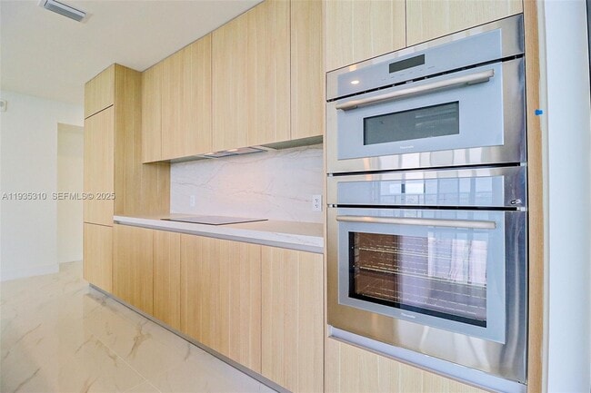 Building Photo - 700 NE 24th St